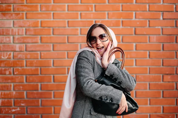 Meisje in een jas aan de straat — Stockfoto