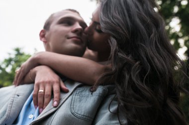 bir bankta sarılma genç Avrupa çift