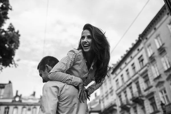 Pareja en la ciudad —  Fotos de Stock