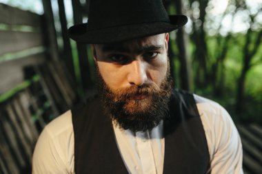 adam bir hangara bastırılmış ışık ile