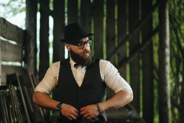 adam bir hangara bastırılmış ışık ile