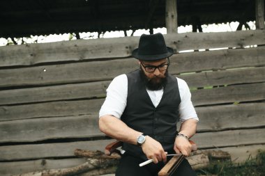 güçlü adam eski ustura keskinleştirir