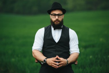 bir sakallı adam alanında düşünme