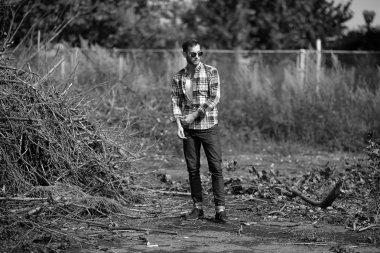 Selvedge kotla poz veren kendinden emin bir adam.