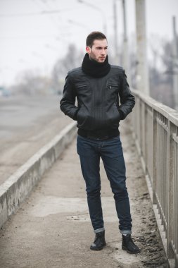 Selvedge kotla poz veren kendinden emin bir adam.