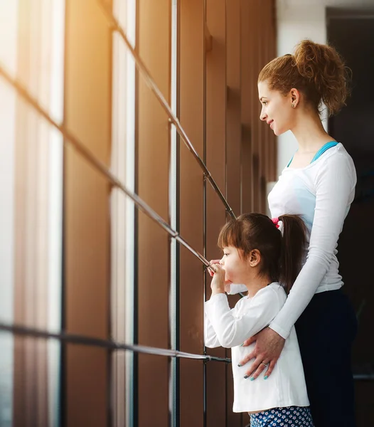 Dos chicas miran a la ventana —  Fotos de Stock