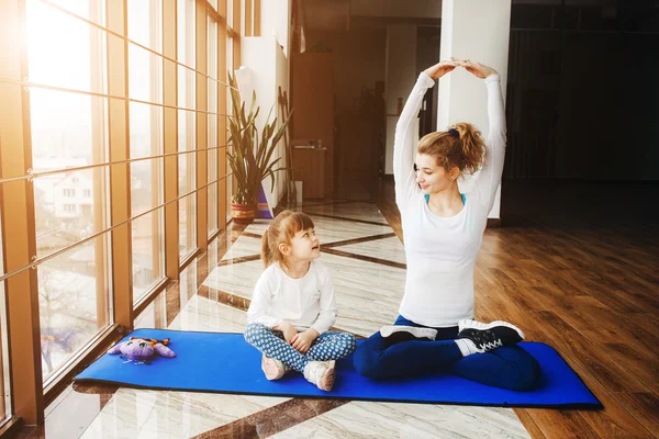 Anne ve kızı yoga yapmak — Stok fotoğraf