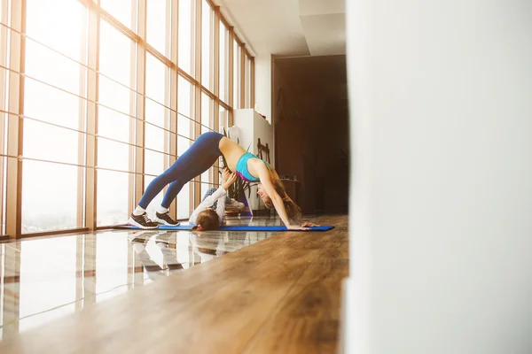 Anne ve kızı spor salonunda germe — Stok fotoğraf