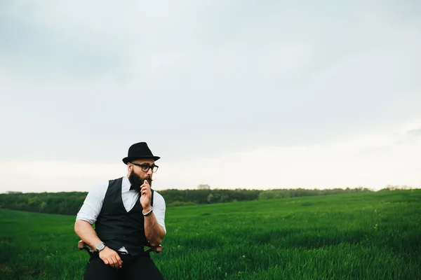 Людина з бородою, думаючи в полі — стокове фото