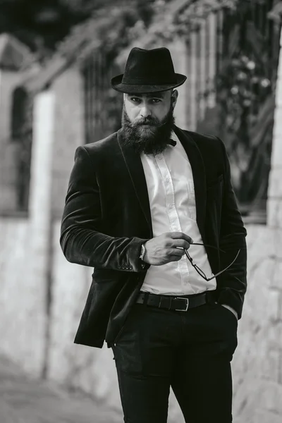 Hombre rico con barba, pensando en los negocios —  Fotos de Stock