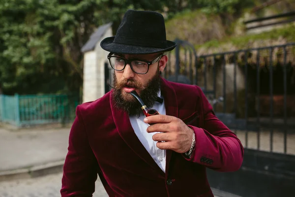 Hombre rico con barba, pensando en los negocios —  Fotos de Stock