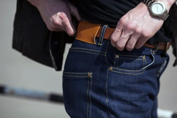 Homem vestido de jeans, um close-up — Fotografia de Stock