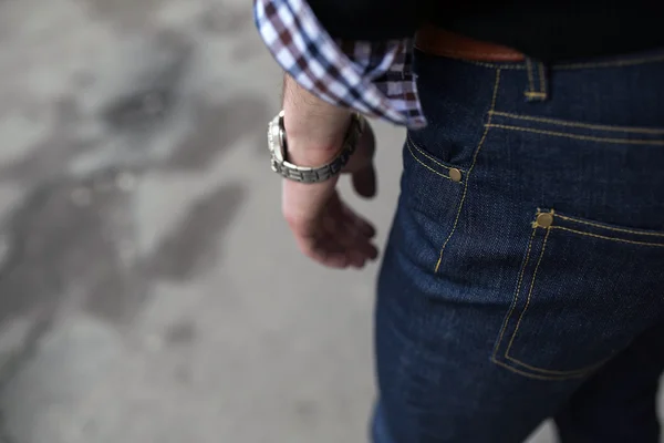 Homem vestido de jeans, um close-up — Fotografia de Stock