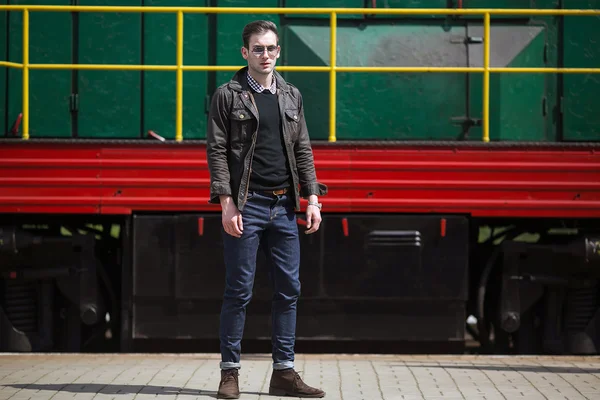 Homem confiante posando em jeans selvedge — Fotografia de Stock