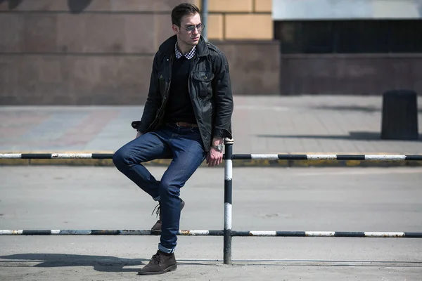 Homme confiant posant en jeans selvedge — Photo
