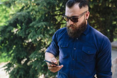 Sakallı telefonla konuşuyor