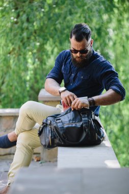 sakallı adam bir kart çeker