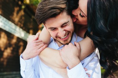 kadın erkek arkadaşı arkadan kucaklayan