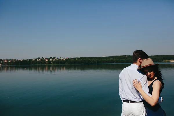 Dvojice tráví čas na dřevěném molu — Stock fotografie