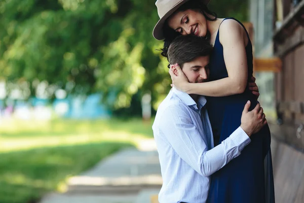 Mann und Frau umarmen sich — Stockfoto