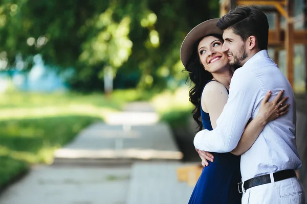 Hombre y mujer abrazándose — Foto de Stock