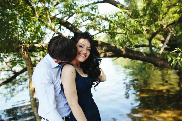 Homme et femme au bord du lac — Photo