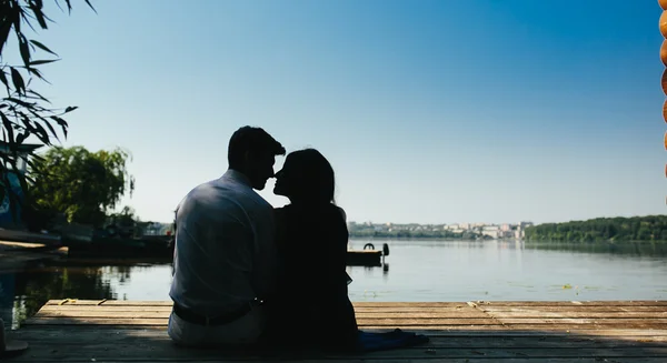 Ahşap iskele üzerinde aşık erkek ve kadın sarılma — Stok fotoğraf