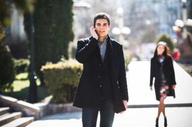 süre kadın onunla birlikte telefonda konuşurken işadamı