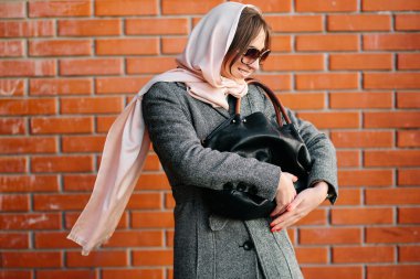 Kız sokakta bir ceket