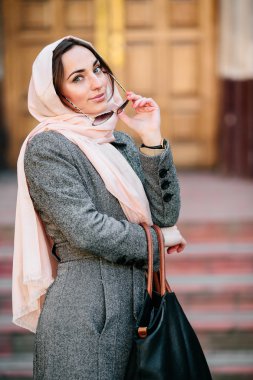 arka bina poz paltolu kız