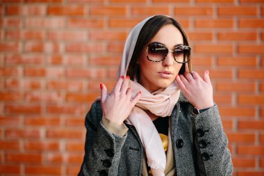 kırmızı tuğla duvar bir arka plan üzerinde poz kız