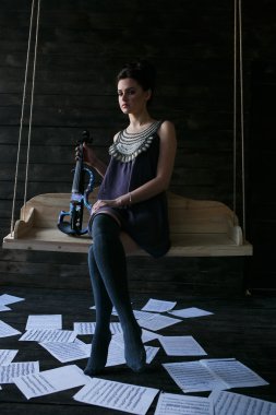 Karanlık bir odada poz veren kız.