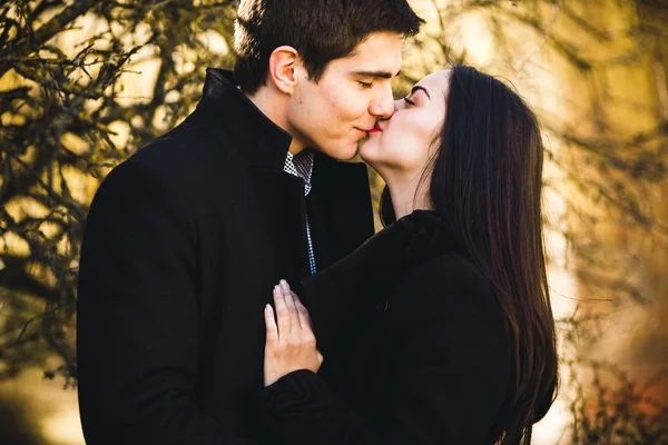 Casal no parque — Fotografia de Stock