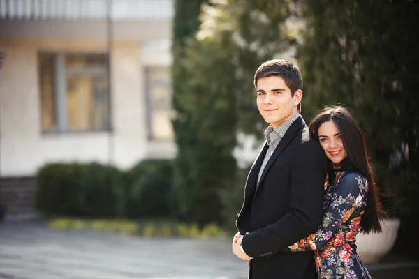 Pareja en el fondo de la ciudad — Foto de Stock