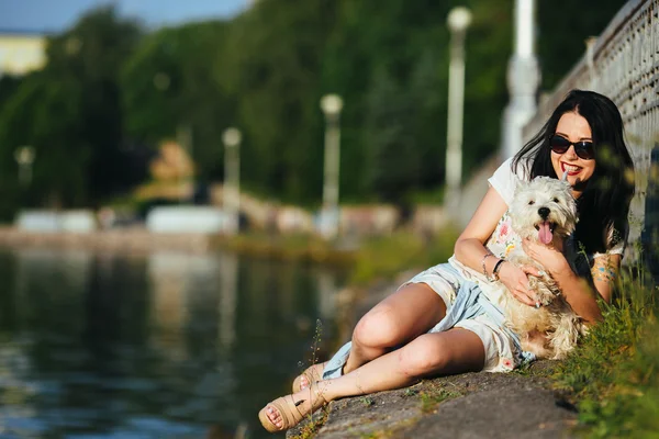 Tjej med en hund på sjön — Stockfoto
