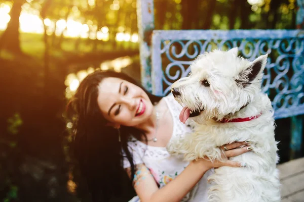 Chica jugando con un perro — Foto de Stock