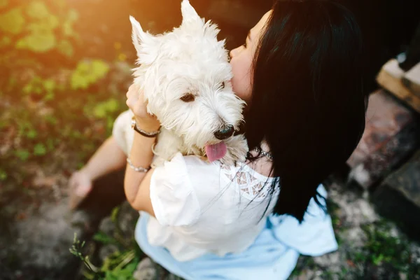 Chica con su perro — Foto de Stock