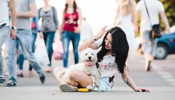 Flicka med sin hund — Stockfoto