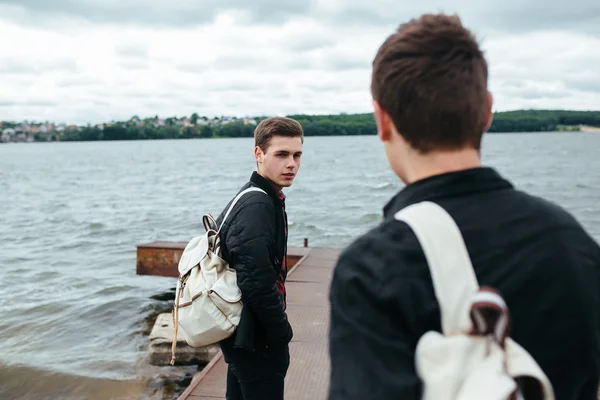 Two young guys standing on a pier — Stock Photo, Image