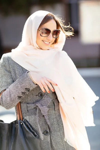 Chica en un abrigo en la calle — Foto de Stock
