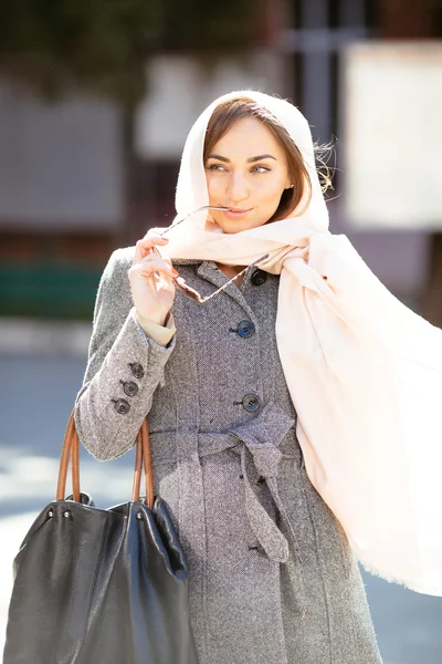 Meisje in een jas aan de straat — Stockfoto