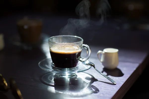 Xícara de café quente na mesa — Fotografia de Stock