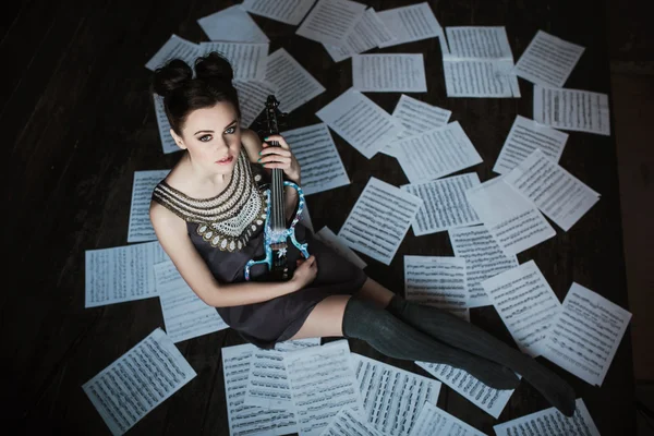 Chica posando y sosteniendo un violín — Foto de Stock