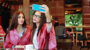 iki yakın arkadaş selfie kafede yapmak