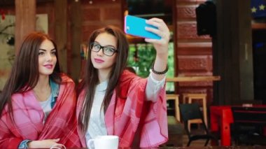iki yakın arkadaş selfie kafede yapmak