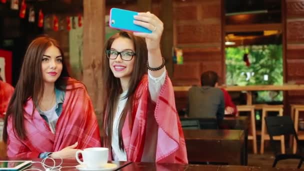 Dos amigos cercanos hacen selfie en la cafetería — Vídeos de Stock