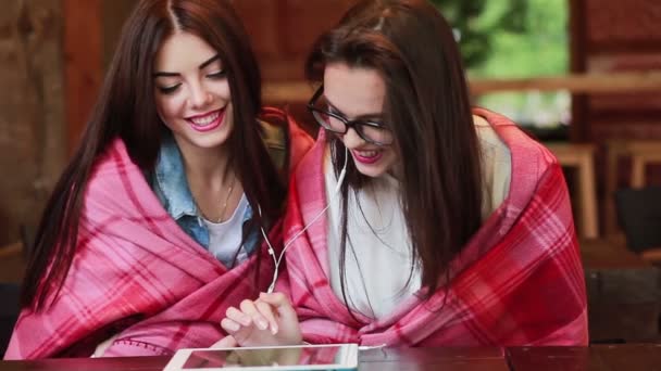 Zwei enge Freunde beobachten etwas auf einem Tablet — Stockvideo