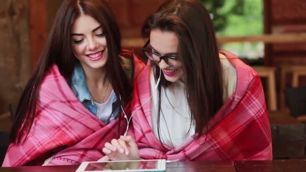 Dois amigos próximos assistindo algo em um tablet — Vídeo de Stock