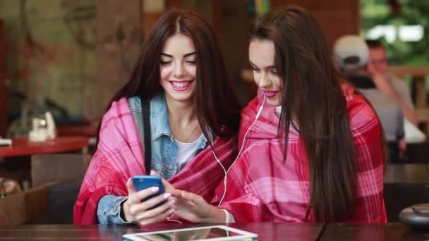 Dos chicas escuchando música con un smartphone — Vídeos de Stock