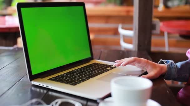 Duas meninas assistindo algo no laptop — Vídeo de Stock